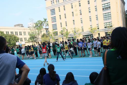 教職員VS各学年の生徒たちのリレー対決