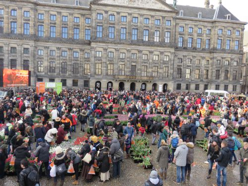 観光客であふれるアムステルダムのダム広場