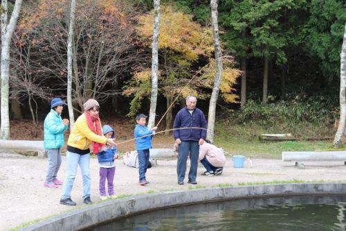 大切に育てられたアマゴは丸い水槽で元気よく養殖されています