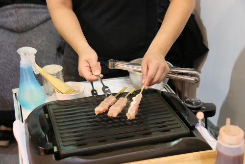 ささみの焼き鳥の試食を作る様子