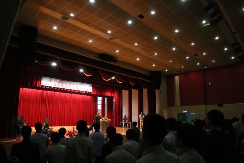 開会式での校歌斉唱の様子