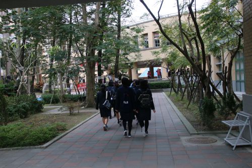 会場へ移動していきます