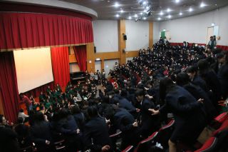 ソーラン節を披露する浦和一女の生徒たち