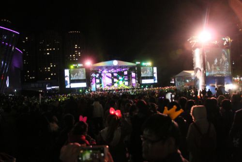 ステージ前には、すでに多くの観客が