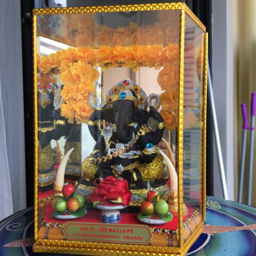 宝石を散りばめたゴージャスタイプのガネーシャ