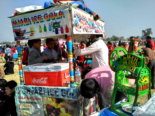 昔日本にもこんな手回しカキ氷機ありましたね！