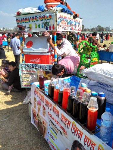 「パンジャビアイスゴーラ」シロップの色が濃い！何味なのかも不明。。。