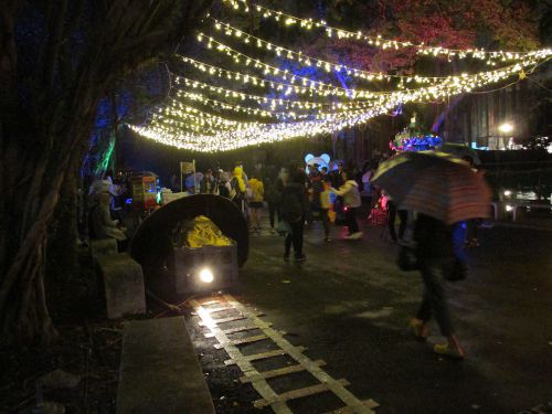 メリーゴーラウンドなど、遊園地の世界