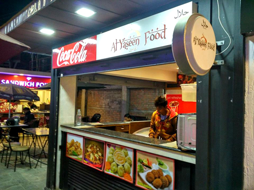  ハラルフードのファストフード店。ネパール料理モモもハラル仕様。