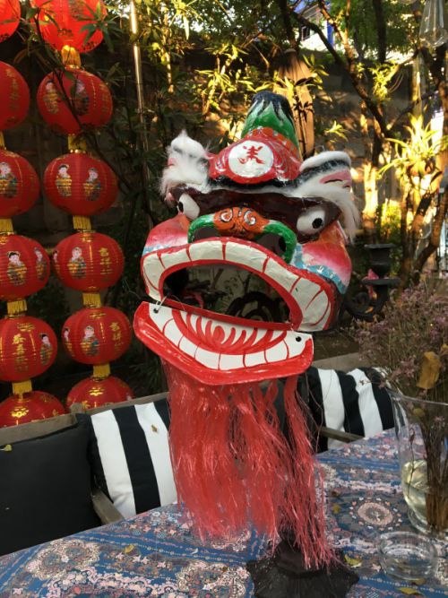 正面から見ると怖い顔のお面です