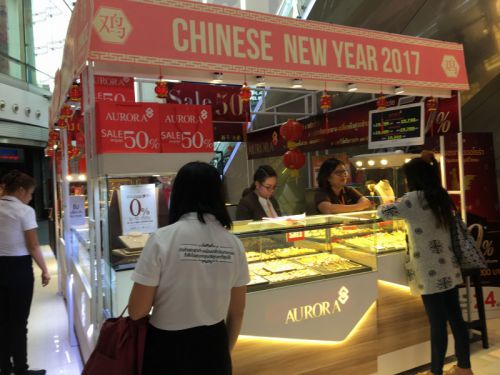 中華系大好きな「金」のアクセサリーあり