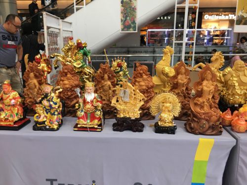 仙人？の置物もお決まりの商品です