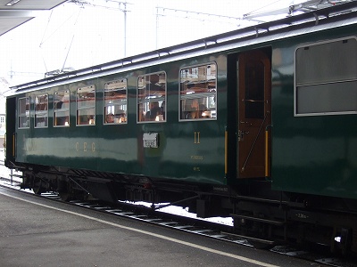 グリーンと茶色のレトロな車体が特徴の列車がフォンデュ列車。