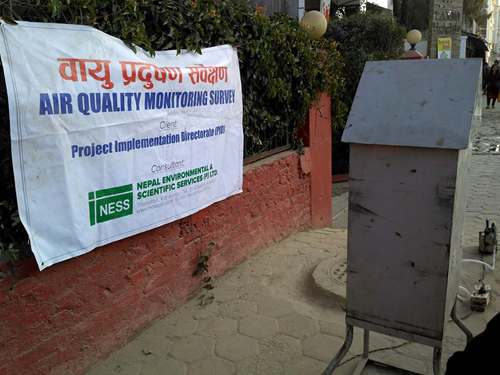 小さなお家が出現。中にはモニター機器。