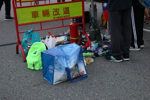 一時預かりとなった、傘や自撮り棒など