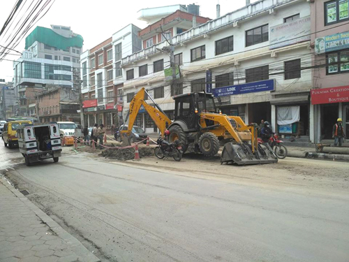 また工事中。。。ガタガタ道に土埃が舞う。