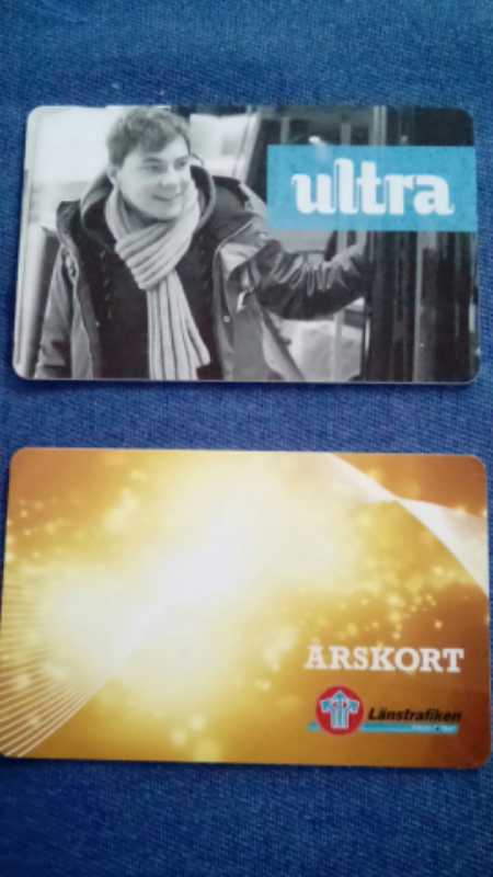 ウメオのバスカード。上が通常の定期券や回数券をチャージして利用するカード、下は毎月口座引き落としで一年以上継続を前提に格安に定期券を利用するカード。