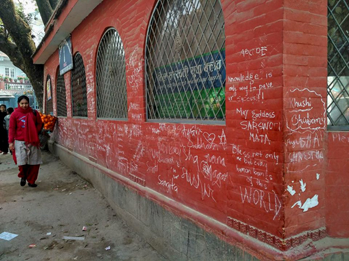  お寺の下の警察署の壁まで。。。