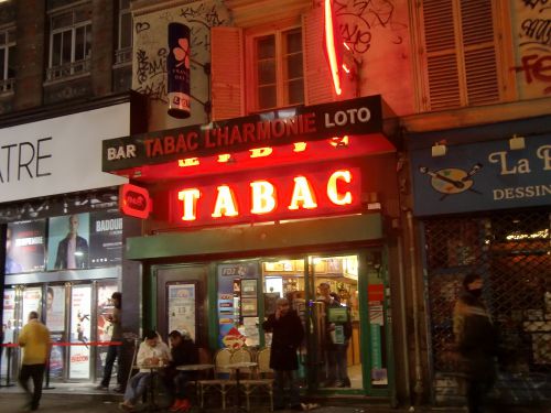 Metroレプブリック近くで、こんな大きく変形されたTabacの看板を見つけました。