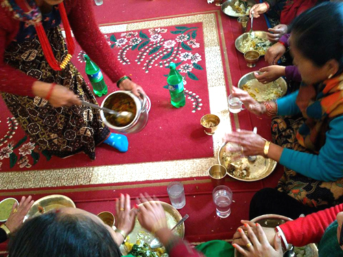  継ぎ足しがやってきたら一様に皿を覆う