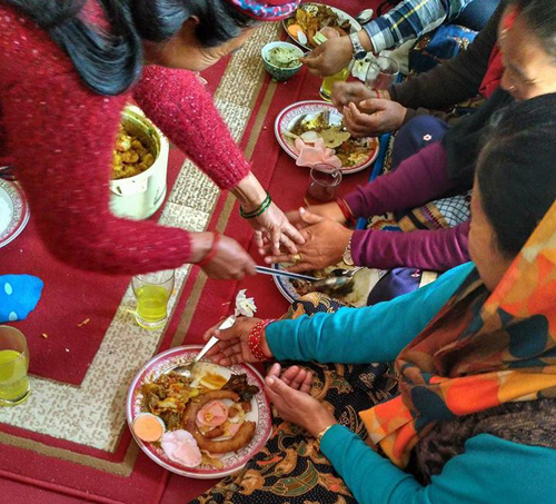 お替り攻防戦！お玉を突っ込み無理矢理よそう。