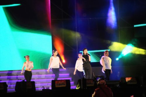 Selinaこと任家萱（レン・ジャーシュエン、右から二人目の黒の衣装）