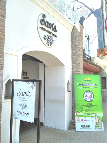 シンプルな外観が逆に賑やかな通りの中で目立ちます。