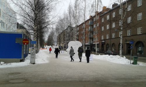 駅前通りに雪像が並んでいます