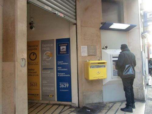 パリ8区の郵便局