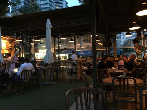 外国人御用達のオープンエアーパブでも