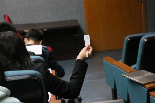 メモはこのように出し、係員によって相手に渡されます