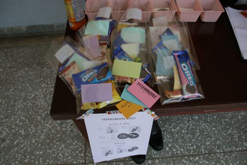 お菓子にメッセージを添えて