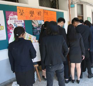 グッズ売り場は多くの参加者が囲みました