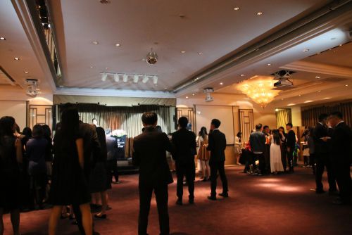 高級ホテルのパーティ会場にて