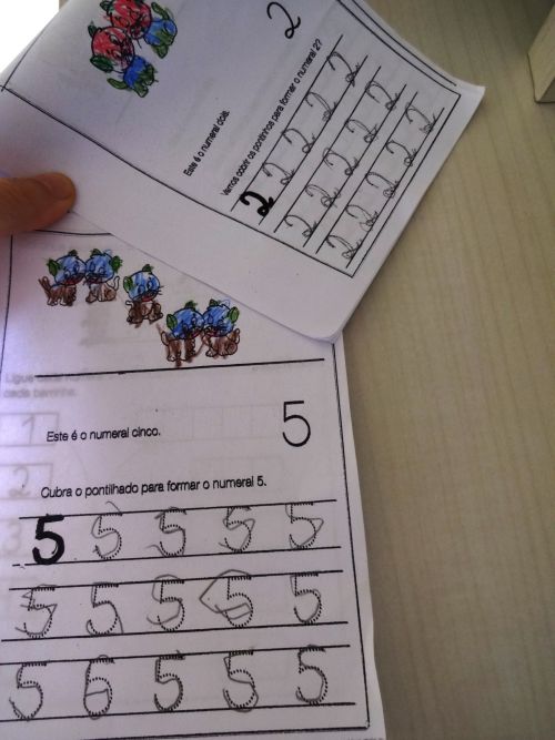 サンパウロの幼稚園で練習する数字の「５」や「2」