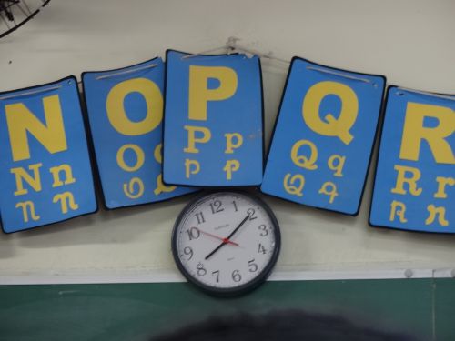 小学校の教室にかけられたアルファベットの文字