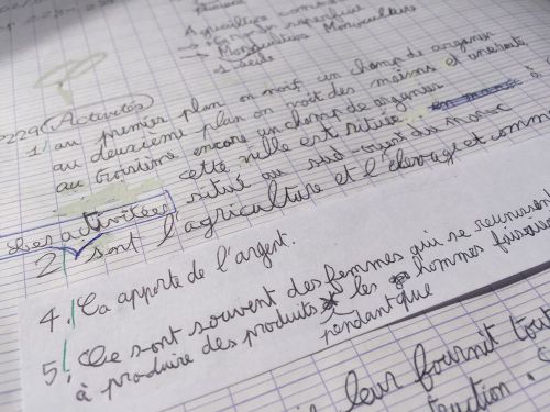 ノートを開けば修正液を使ったり塗りつぶしたりした跡や、一部上から紙を貼った所まである