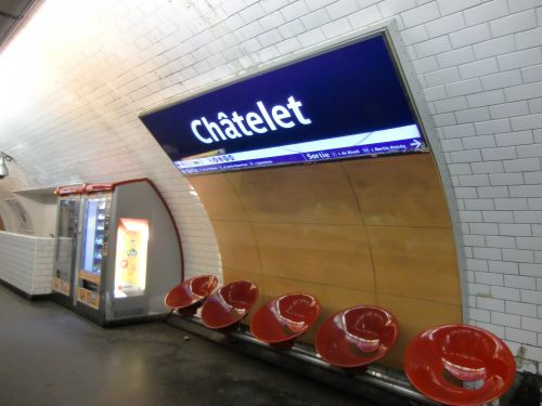 現在のシャトレ駅。実際に目で見ると驚いてしまう巨大で輝く駅名標