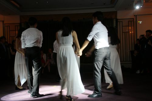 社交ダンスのお手本を見せる國立台湾師団大學附属高級中學（以下、師大附中）模擬国連クラブの生徒たち