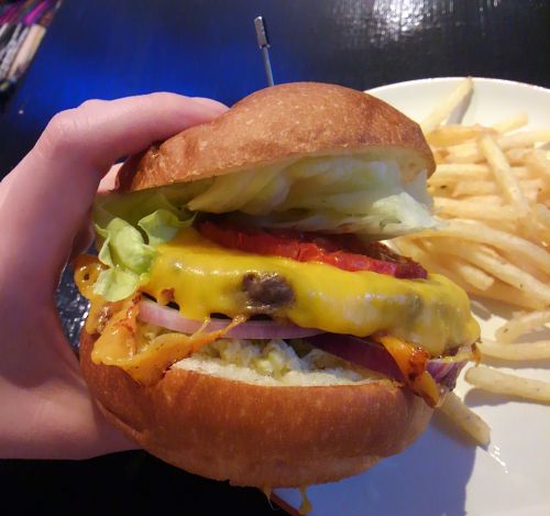 手に持つとこんなサイズ。とろけるチーズたまりません