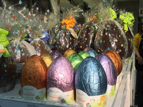 今は本物の卵ではなく、卵の形などのチョコレートが主流