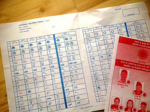 投票用紙サンプルと候補者のチラシ