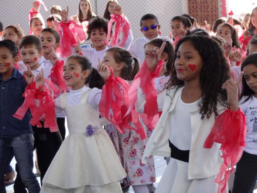 サンパウロ市内の公立学校で開催された母の日の歌やダンスの発表会