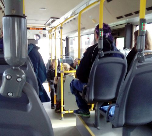 空港バス車内、通常の路線バスとの違いは、スーツケース置き場があること