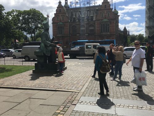 アンデルセン像の前にも観光客
