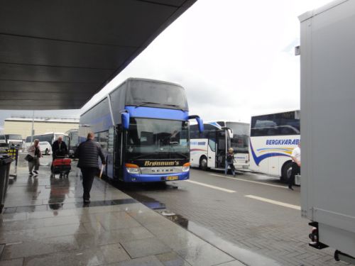 寒い雨の日、空港に集まった多くの観光バス