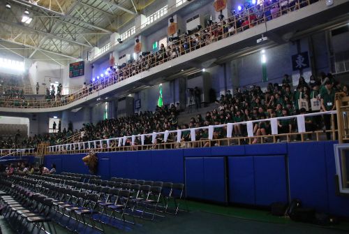 卒業生も父兄もほぼ入場完了