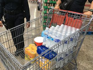 地元警察官たちも救援物資を買い求めていました