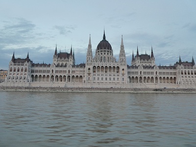 ドナウ川から一番目立つハンガリーの国会議事堂は迫力満点