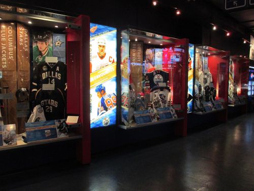 NHLのチームのユニホームの展示